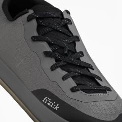 Fizik - MTB-Schuhe Gravita Versor Flat Grey/Mud -Fahrradladen fizik gravita versor grey mud shoes 5 dh laceup closure 1280x1280